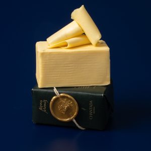 Mantequilla Chantada de leche de vaca presentada con delicadas láminas de mantequilla obtenidas con cuchillo especial.
