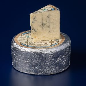 Smokey Blue, queso azul ahumado de leche de vaca con corteza natural y vetas azules características.