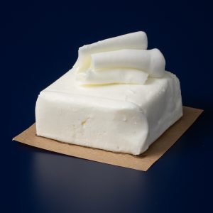Mantequilla Pistonuda de leche de oveja con finas láminas de mantequilla cortadas y colocadas sobre la pieza.